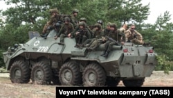 ბელარუსელი სამხედრო მოსამსახურეები და "ვაგნერელები" ბრესტის სიახლოვეს, საწვრთნელ პოლიგონზე. ბელარუსი. 2023 წლის 20 ივლისი