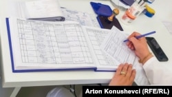 Evidentimi i pacientëve në librin e regjistrimit në Qendrën Kryesore të Mjekësisë Familjare në Prishtinë, prill 2023.

