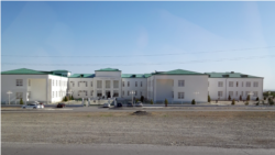 Diňle: Çeşmeler mugallymlaryň dynç alyş wagtynda işe çykarylandygyny aýdýar