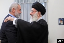 აიათოლა ალი ხამენეი მიესალმება „ჰამასის“ ლიდერს ისმაილ ჰანიეს (მარცხნივ) 2012 წელს თეირანში შეხვედრისას.