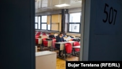 Një student brenda një salle të ligjëratave në Fakultetin e Inxhinierisë Elektrike dhe Kompjuterike (FIEK).