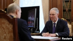 Владимир Салдо Орусиянын президенти Владимир Путин менен.