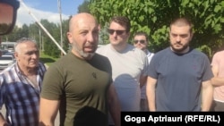 ბიზნესმენი სოსო ბაბაევი გორის დროებითი დაკავების იზოლატორიდან გამოსვლის შემდეგ. 6 ივნისი, 2024.