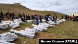 با آنکه گفته می‌شود روند توزیع کمک های بشری به سیلاب‌زده ها ادامه دارد، اما بسیاری از مردم در مناطق متاثر شده از سیلاب ها میگویند که کمک ها اندک است و یا هیچ کمکی دریافت نکرده اند.