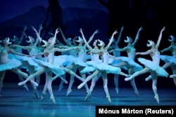 Fragment nga shfaqja "Liqeni i Mjellmave".