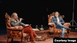 Mircea Cărtărescu și Emilian Galaicu-Păun, în dialog pe scena Teatrului Național „Mihai Eminescu” din Chișinău.
