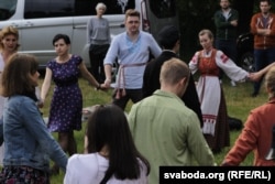 Карагод на фэсьце «Сонцаграй» на Падляшшы, праводзіць гурт «Жэмэрва», чэрвень 2023