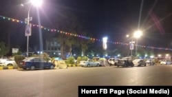 بسیاری از مردم در هرات از بیم پس لرزه های زلزله اخیر در روی جاده ها میخوابند 