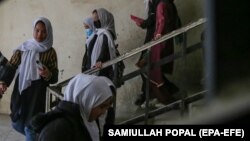 دانش آموزان یکی از مکاتب 