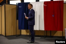 Emmanuel Macron na glasačkom mjestu tokom izbora za Evropski parlament u Parizu, 9. juni 2024.