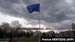 Flamuj të shteteve anëtare të vendosura para selisë së Këshillit të Evropës në Strasburg. Fotografi nga arkivi. 