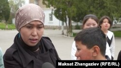 Назгүл Садабаева жаагы кызарган баланы көрсөтүүдө.