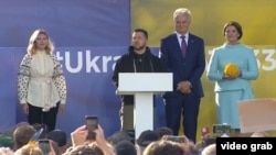 Украинскиот претседател Володимир Зеленскиј и претседателот на Литванија, Гитанас Науседа на маргините на самитот на НАТО во Вилнус, Литванија, вторник, 11 јули 2023 година.