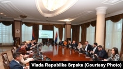 Në maj, Qeveria e Republikës Sërpska caktoi një grup pune, i cili supozohej të hartonte një dokument mbi "shkëputjen paqësore" të dy njësive në Bosnje dhe Hercegovinë. Fotografi nga mbledhja e Qeverisë së RS-së më 25 prill 2024.
