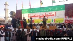 د پښتونخوا ملي عوامي ګوند مشر محمود خان اڅکزی د فبرورۍ پر ۱۷مه په کوټه کې د څلورو ګوندونو د اتحاديې پلويانو ته وينا کوي.