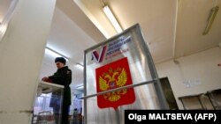 Војник гласа на претседателските избори во Русија во Ленинградската област.