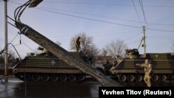 Украински војници покрај оклопни транспортери во регионот Донецк, Украина, 19 февруари 2023 година.