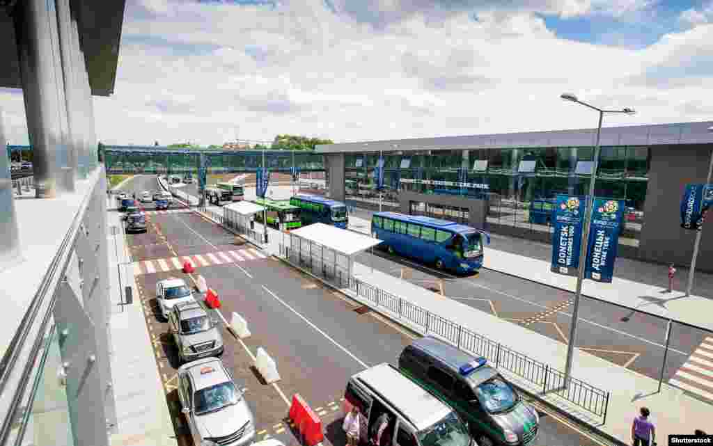 Stații de autobuz și stații de taxi pe teritoriul noului aeroport în iunie 2012. Facilitatea a fost numită după compozitorul rus Serghei Prokofiev, care s-a născut în 1891 în regiunea ucraineană Donețk.