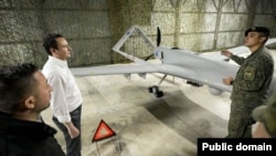 Kryeministri i Kosovës Albin Kurti duke i parë nga afër dronët Bayraktar.