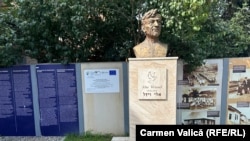 Statuia lui Elie Wiesel, la casa memorială de la Sighetu Marmației.