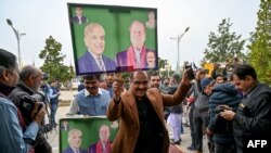 د پاکستان مسلم لیګ (ن) د قامي اسمبلۍ نوي منتخب غړي د ګوند د مشرانو نواز شریف او شهباز شریف انځور نیولی دی - د فبرورۍ ۲۹مې انځور.