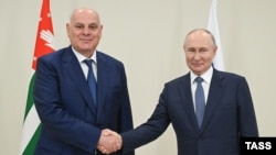 ასლან ბჟანია, ოკუპირებული აფხაზეთის ე.წ. პრეზიდენტი (მარცხნივ) და ვლადიმირ პუტინი, რუსეთის პრეზიდენტი (მარჯვნივ)