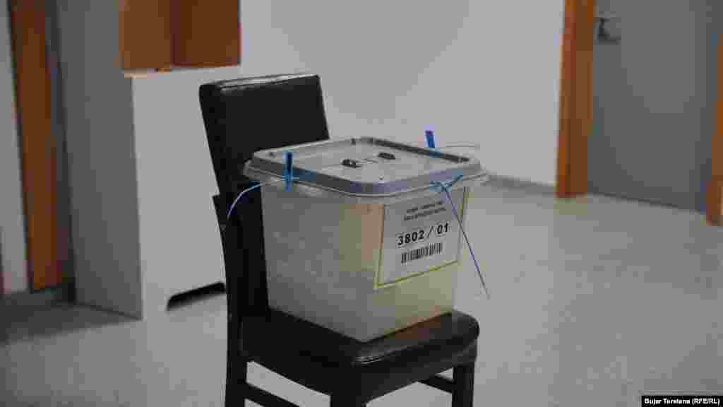 Një qendër votimi në Mitrovicë të Veriut, një prej katër komunave të banuara me shumicë serbe.&nbsp;