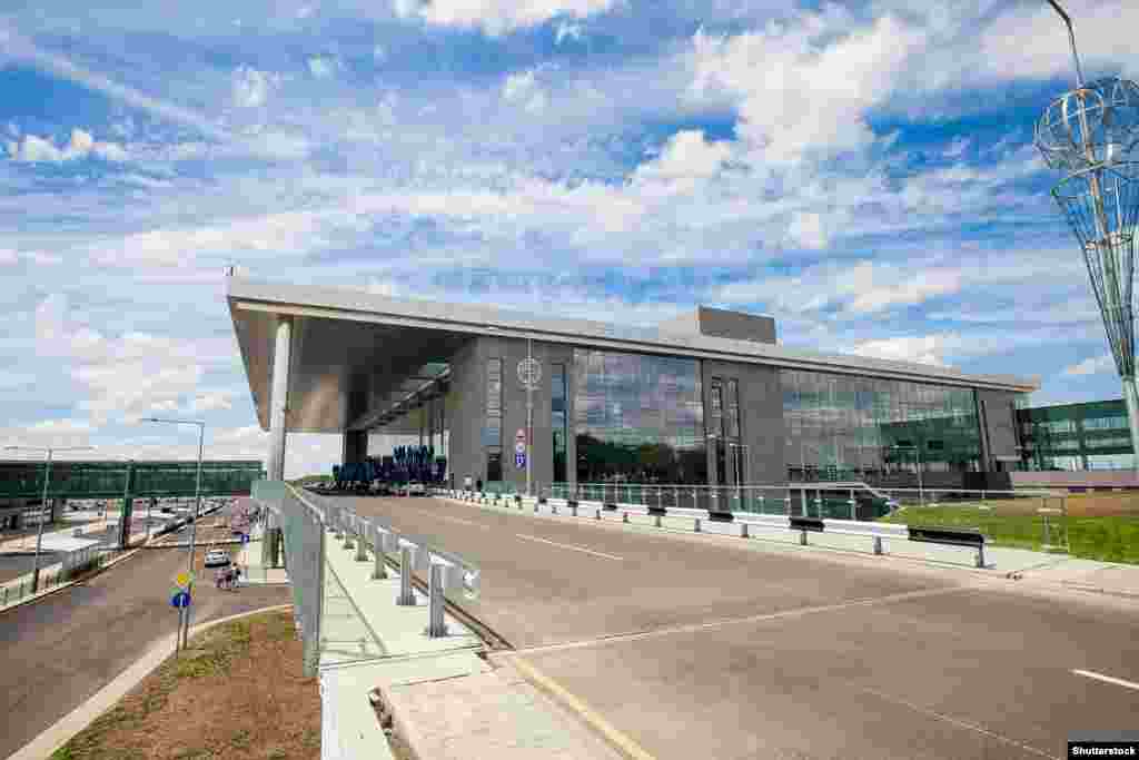 Această fotografie din iunie 2012 arată clădirea terminalului Aeroportului Internațional Serghei Prokofiev din Donețk, la scurt timp după inaugurarea sa în luna mai a acelui an.