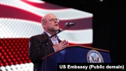 Ambasadori amerikan nëKosovë, Jeffrey Hovenier, gjatë një fjalimi në Ambasadën amerikane në Prishtinë. Fotografi nga arkivi. 