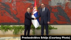 Presidenti i Serbisë, Aleksandar Vuçiq, dhe ambasadori kinez në Beograd, Li Ming. Fotografi nga arkivi. 