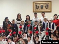 Эллада Асылбекова окуучулары менен.