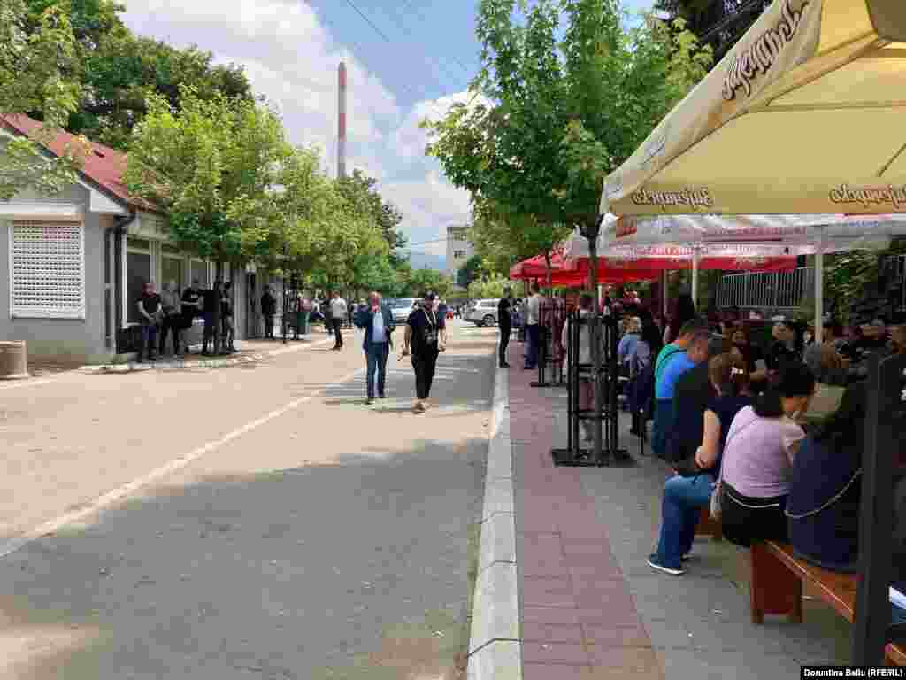 Grupe të vogla të protestuesve në Zveçan të hënën, më 5 qershor 2023.