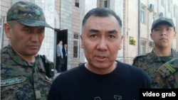 Равшан Джеенбеков возле здания ЦИК. 27 апреля 2023 г.