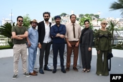 کارگردانان و برخی بازیگران «آیه‌های زمینی» (از راست به چپ): صدف عسگری، فائزه راد، علی عسگری، مجید صالحی، علیرضا خاتمی، فرزین محدث و حسین سلیمانی، ۳ خرداد ۱۴۰۲، کن