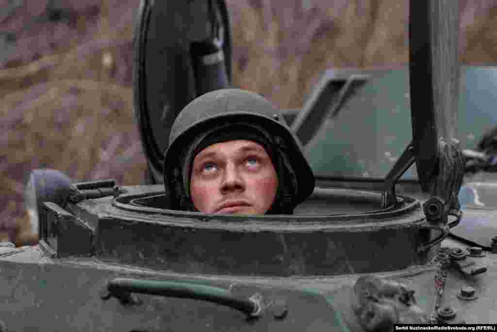 Віктор (27 років) &ndash; із Запоріжжя. У цивільному житті працював будівельником, підписав контракт в травні 2023 року, зараз він &ndash; механік-водій