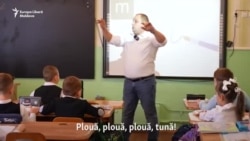 „Învățătorul anului”: ziua predă, noaptea moderează nunți