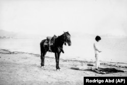 Kabir Jan, 27 vjeç, duke u lutur pranë liqenit Qargha në periferi të Kabulit, më 9 qershor. Ai jep me qira kalin e tij, Tajdar dhe fiton rreth 140 dollarë në muaj.