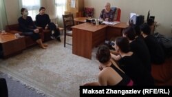 Сүрөттө солдон-оңго: репетиторлор Акбермет Куренкеева, Гульнура Энкебаева, ансамблдин көркөм жетекчиси Aнара Нургалиева жана топтун бийчи кыздары.