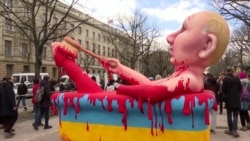 Илјадници на протестите против Путин поддржани од Навални додека Русите гласаат