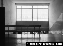 Korridori i shkollës në hyrje të sallës kryesore.