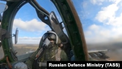 Летчик Су-25 ВКС России во время боевой работы, иллюстративное фото