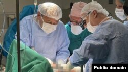 Боор алмаштыруу операциясы жүрүп жаткан учур. Бишкек. 10-июнь, 2024-жыл. Сүрөт Саламаттык сактоо министрлигине таандык.