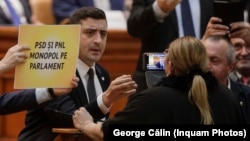 George Simion, în timpul unei contre verbale cu fosta sa colegă de partid, Diana Șoșoacă. 