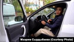 Алиярбек Москвада “Яндекс жеткирүү” кызматында иштечү