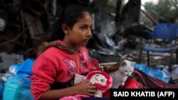 Газа тилкесинде үй-жайсыз калган үй-бүлөнүн кызы  