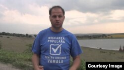 Anatoli Prizenco, purtând tricoul Mișcării Populare care promova integrarea în Uniunea Vamală
