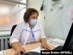 Асел Балабасова иш бөлмөсүндө.