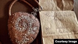 Асел Ногойбаеванын Айгүл Жапаровага берген белеги. 