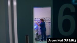 Në dhomën që mban numrin 6, kjo mjeke sigurohet që foshnja në inkubator, merr trajtimin që i nevojitet.