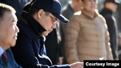 Садыр Жапаров на встрече с торговцами рынка "Дордой". 5 декабря 2023 года. 